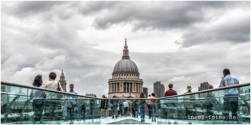 St. Paul's über Millennium Bridge, London