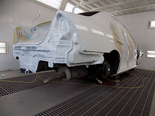 ローダウン車はリフトアップして塗装