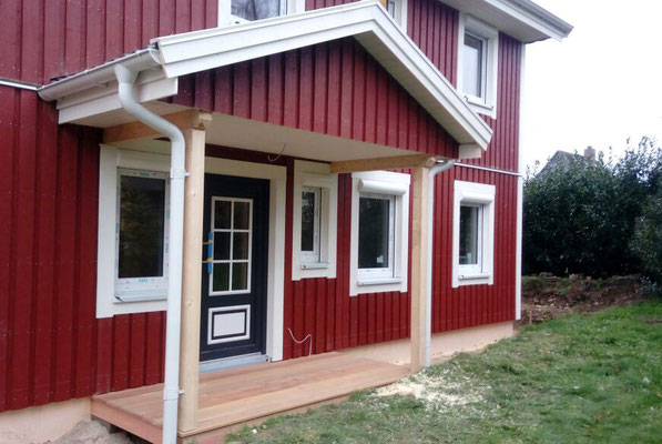 Referenz überdachter Eingangsbereich bei Modell Nordkap von Berg-Schwedenhaus