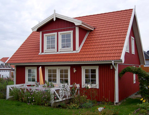 Referenz Berg-Schwedenhaus Modell Nordkap 110 mit Dachgaube und Terrasse