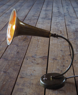Findling-Lampe „Concertino“; Trompetentrichter, alter Lampenständer; neigbar, Textilkabel silber); verkauft