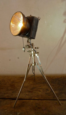 Findling-Lampe "Fotograph junior"; alte Taschenlampe + altes Stativ, neig-/schwenk-/ausziehbar; verkauft