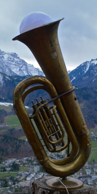 Findling-Lampe "Tuba"; alter Lampenständer + alte Tuba, dimmbar; verkauft