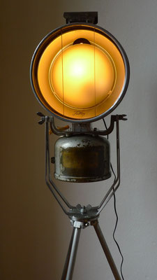 Findling-Lampe "Flying E.T.";alter Militär-Petrol-scheinwerfer+Stativ;auszieh-,neig-,dreh-&dimmbar; 650.-