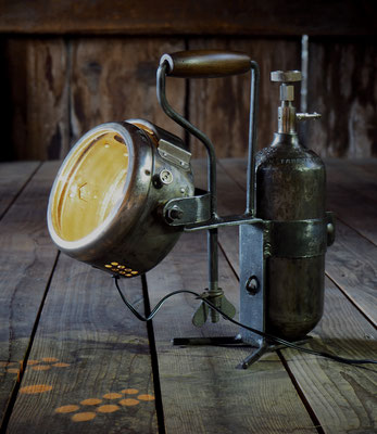 Findling-Lampe "Fisigugg"; alte Gaslampe, neigbar, 12V;  verkauft