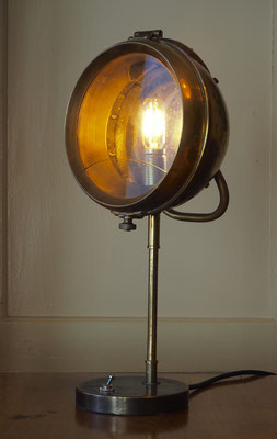 Findling-Lampe „Töff“; alter Motorrad-Karbid-Scheinwerfer, alter Lampenfuss; verkauft