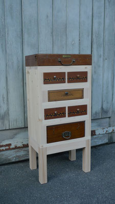 Findling-Kommode "Maler"; 5 Schubladen aus alten Holzkisten mit Intarsien + alte Holzkiste + alter aufklappbarer Malkasten; verkauft