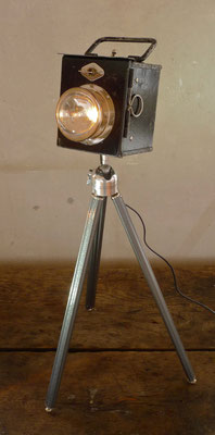 Findling-Lampe "Fotograph senior"; alte Taschenlampe + altes Stativ, neig-/dreh-/ausziehbar, verkauft