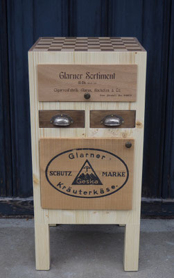 Findling-Kommode "Zigerschlitz"; 3 Schubladen, 1 Türchen; 780.-
