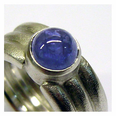 Silberrring mit Rillen und Tansanit Cabochon