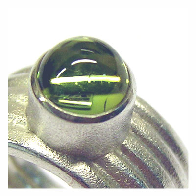Breiter Silberring mit Rillen und Turmalin Cabochon
