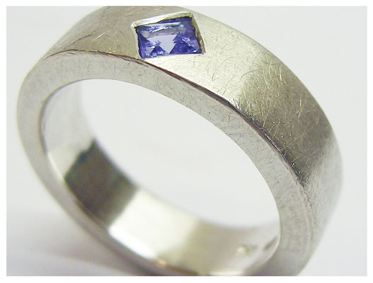 Schlichter Ring, Silber mit eingeriebenem Tansanit, Carré 5 x 5mm
