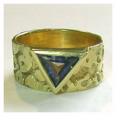 Goldring mit Tansanit