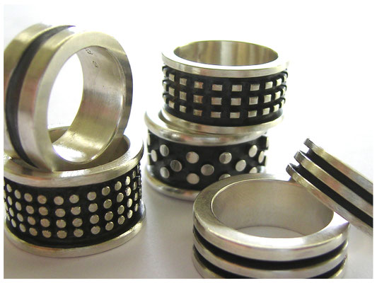 Verschiedene breite massive Ringe in Silber, klare moderne Gestaltung