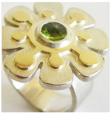 Floraler Silberring mit Goldauflage und Turmalin