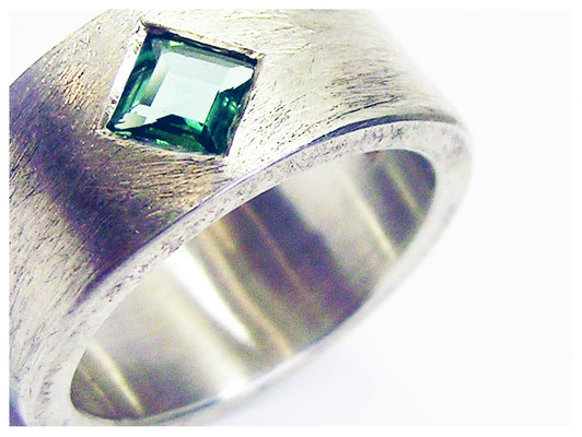 Schlichter breiter Sterling Silber Ring mit eingeriebenem Turmalin, auch als Männerring geeignet.