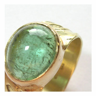 Breiter Goldring mit Turmalin