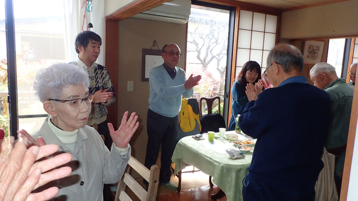坂齋さんの一本締めでお開き。お花見と集合写真へ。