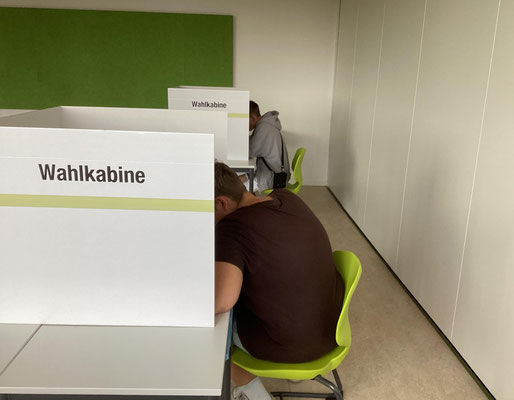 Wahlkabine der Junior-Europawahl