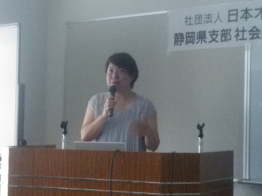 東部地区社会適応研修会で講演する　美咲先生