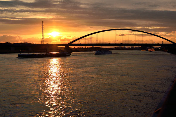 Sonnenuntergang Rhein bei Duisburg