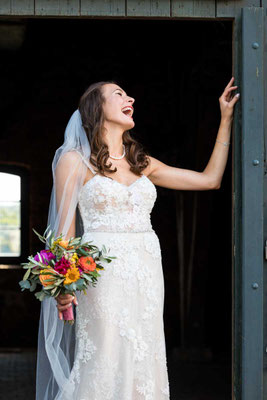 Lachende Braut, Weiherhof Wächtersbach, Weiherhof 1, 63607 Wächtersbach, Lokation für Hochzeiten