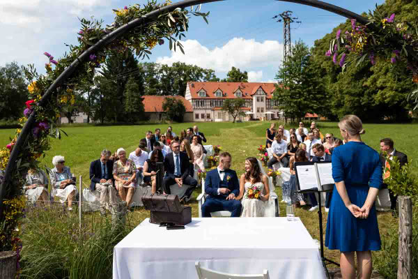 Blick auf die Wiese mit freier Trauung am Weiherhof Wächtersbach, Weiherhof 1, 63607 Wächtersbach, Lokation für Hochzeiten