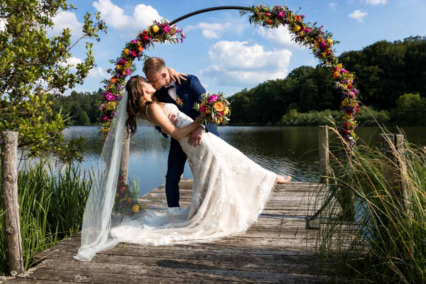 Hochzeitsfoto vom Paar auf dem Steg des Weiherhof Wächtersbach, Weiherhof 1, 63607 Wächtersbach, Lokation für Hochzeiten