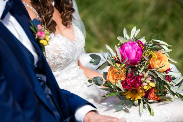 Brautpaar Händchen haltend, Weiherhof Wächtersbach, Weiherhof 1, 63607 Wächtersbach, Lokation für Hochzeiten