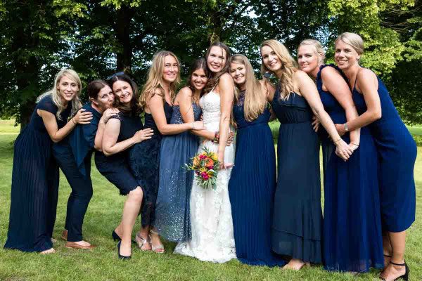 Gruppenfoto der Braut mit Trauzeuginnen, Weiherhof Wächtersbach, Weiherhof 1, 63607 Wächtersbach, Lokation für Hochzeiten