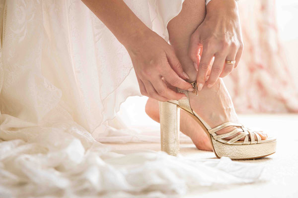 Brautschuh anziehen