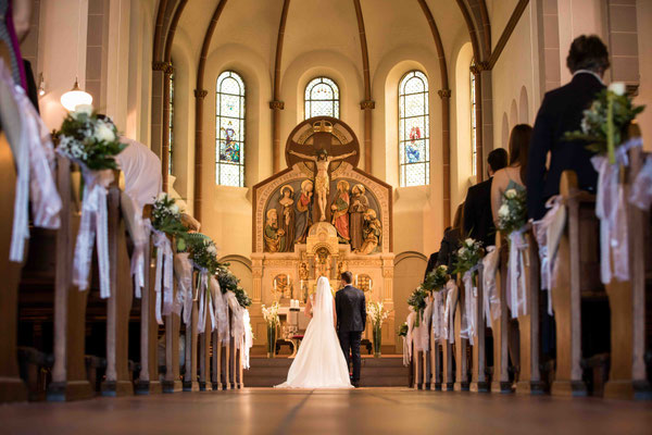 Katholische Kirche St. Walburga Winkel Hauptstraße 48 65375 Oestrich-Winkel, Übersichtsaufnahme, Hochzeitsbilder, Hochzeitsfoto, Hochzeitsfotograf St. Walburga Oestrich Winkel, Fotograf für Hochzeiten, 