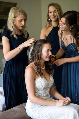 Letztes Styling der Braut durch die Brautjungfern, Zimmer Weiherhof Wächtersbach, Weiherhof 1, 63607 Wächtersbach, Lokation für Hochzeiten