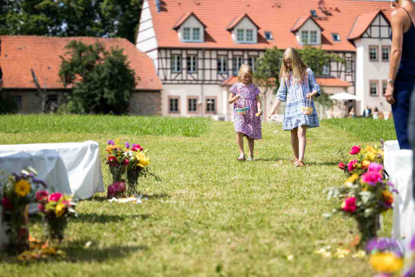 Blumenmädchen auf dem Weg zu freien Trauung auf dem Weiherhof Wächtersbach, Weiherhof 1, 63607 Wächtersbach, Lokation für Hochzeiten
