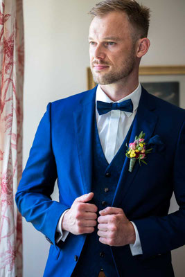 Fertig gestylter Bräutigam vor der Hochzeit, Weiherhof Wächtersbach, Weiherhof 1, 63607 Wächtersbach, Lokation für Hochzeiten