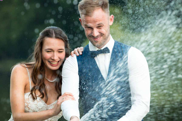 Brautpaar bei der Sektdusche