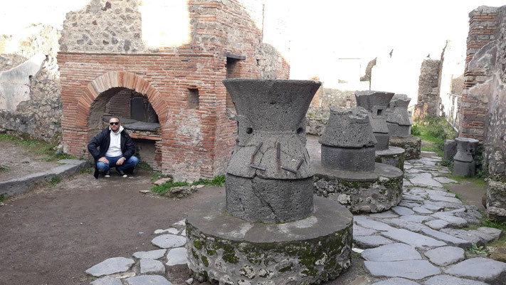 Con più di 80 pagnotte per infornata e 5 macine in pietra lavica nel cortile, il panificio di Popidio Prisco era uno dei più grandi forni dell’antica Pompei.