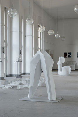 DOS - 2022  -  Bronze weiß lackiert  - h 110 x b 70 x t 70 cm  -  Ansicht 2