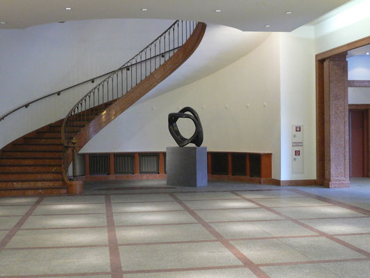 2010 - Bronzeskulptur im Rathausfoyer der Stadt Neuss -  115 (h) x 70 (b) x 60 (t)  cm auf Steinsockel 