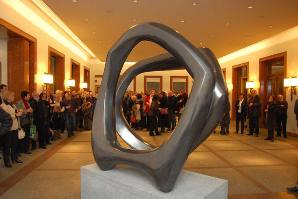 2010 - Bronzeskulptur im Rathausfoyer der Stadt Neuss - 115 (h) x 70 (b) x 60 (t)  cm auf Steinsockel 