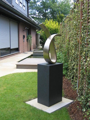 ohne Titel VIII - 2012 - Bronze matt - 67 (h) x 47 (b) x 17 /t)  cm auf Steinsockel