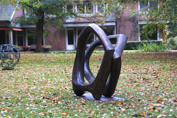 2009 - Bronzeskulptur im Park - 115 (h) x 70 (b) x 60 (t)  cm  - Ansicht 2