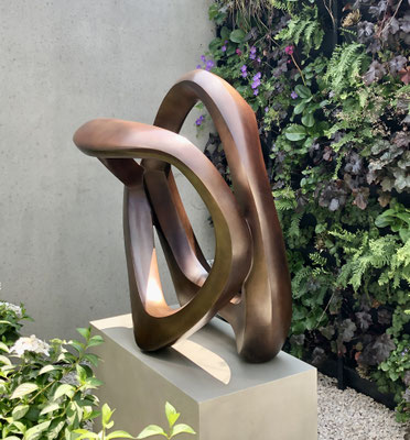 o.T. II - 2023 - Bronze patiniert  -  h 130 x b 110 x t 70 cm  -  Ansicht 1