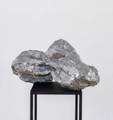 ohne Titel II - 2026 - Beton Chrom beschichtet - h 31 x b 61 x t 37 cm - Unikat - Ansicht 1