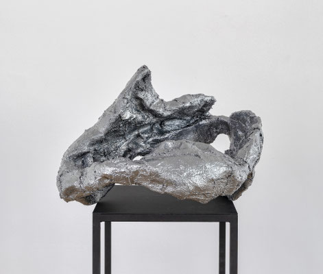 ohne Titel II - 2026 - Beton Chrom beschichtet - h 31 x b 61 x t 37 cm - Unikat - Ansicht 1