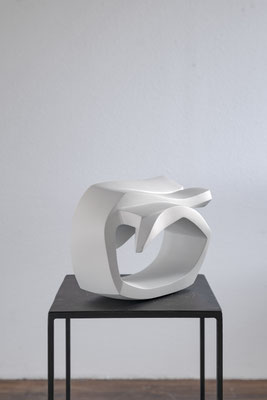 OPUS II -2023 -Bronze weiß matt lackiert  -  23 (h) x 36 (b) x 21 (t) cm