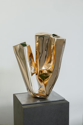 Pela - 2021 - Bronze poliert -h 55 x b 33 x t 44 cm - Ansicht 1