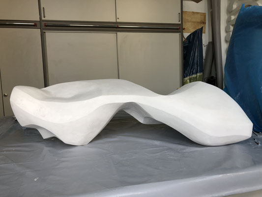 Manta II  -  2023  -  Bronze weiß lackiert  -  h 45 x b 100  x t 60 cm 