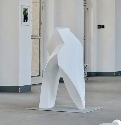 DOS - 2022  -  Bronze weiß lackiert  - h 110 x b 70 x t 70 cm  -  Ansicht 1