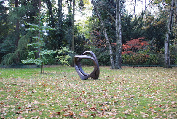 2009 - Bronzeskulptur im Park - 115 (h) x 70 (b) x 60 (t)  cm - Ansicht 1